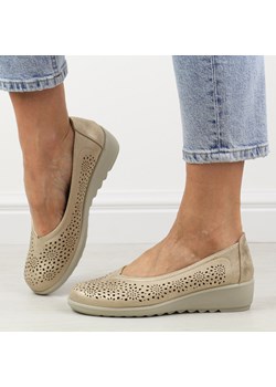 Złote ażurowe półbuty damskie na koturnie Potocki 90300 ze sklepu suzana.pl w kategorii Półbuty damskie - zdjęcie 184826688