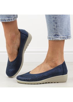 Granatowe ażurowe półbuty damskie na koturnie Potocki 90300 ze sklepu suzana.pl w kategorii Półbuty damskie - zdjęcie 184827547