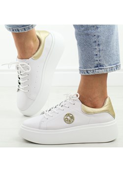 Białe skórzane sneakersy damskie na platformie Filippo Dp6058/25 ze sklepu suzana.pl w kategorii Trampki damskie - zdjęcie 184830157