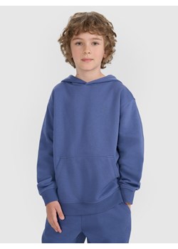 Chłopięca bluza dresowa nierozpinana z kapturem 4F 4FJRAW25TSWSM2490 - niebieska ze sklepu Sportstylestory.com w kategorii Bluzy chłopięce - zdjęcie 184839655