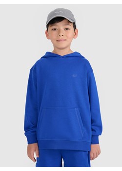 Chłopięca bluza dresowa nierozpinana z kapturem 4F 4FJRAW25TSWSM2490 - niebieska ze sklepu Sportstylestory.com w kategorii Bluzy chłopięce - zdjęcie 184839665