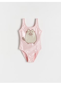 Reserved - Jednoczęściowy strój kąpielowy Pusheen - pastelowy róż ze sklepu Reserved w kategorii Stroje kąpielowe - zdjęcie 184842739