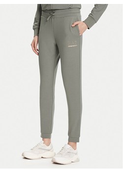 EA7 Emporio Armani Spodnie dresowe 8NTP66 TJ9RZ U8142 Zielony Regular Fit ze sklepu MODIVO w kategorii Spodnie damskie - zdjęcie 184844045