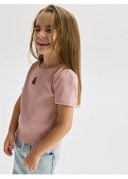 Reserved - Prążkowany t-shirt z haftem - pastelowy róż ze sklepu Reserved w kategorii Bluzki dziewczęce - zdjęcie 184851576