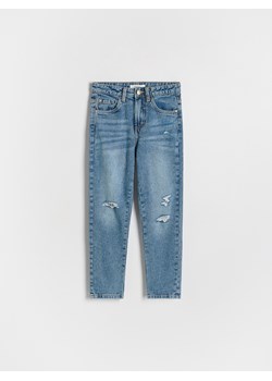 Reserved - Jeansy mom fit z przetarciami - niebieski ze sklepu Reserved w kategorii Spodnie dziewczęce - zdjęcie 184854127