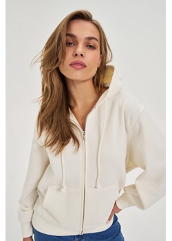 Bluza z kapturem ecru ze sklepu Moodo.pl w kategorii Bluzy damskie - zdjęcie 184862656