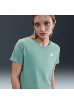 T-shirt damski Nike Sportswear Club Essentials - Zieleń ze sklepu Nike poland w kategorii Bluzki damskie - zdjęcie 184862709