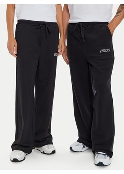 2005 Spodnie dresowe Unisex Cascade Czarny Relaxed Fit ze sklepu MODIVO w kategorii Spodnie męskie - zdjęcie 184875205