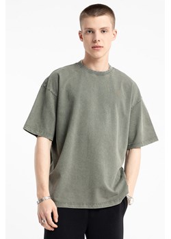 Khaki t-shirt z efektem sprania, rozmiar - 146, kolor - khaki ze sklepu REPORTER w kategorii T-shirty chłopięce - zdjęcie 184878977