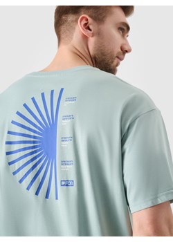 Męska koszulka z nadrukiem 4F 4FRSS24TTSHM2543 - zielona ze sklepu Sportstylestory.com w kategorii T-shirty męskie - zdjęcie 184885236