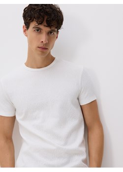Reserved - Strukturalny t-shirt slim - złamana biel ze sklepu Reserved w kategorii T-shirty męskie - zdjęcie 184889307