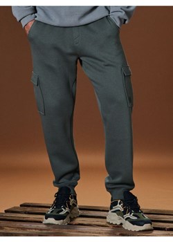 Sinsay - Spodnie tapered cargo fit - khaki ze sklepu Sinsay w kategorii Spodnie męskie - zdjęcie 184904005