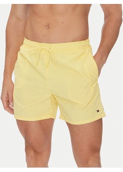 Tommy Hilfiger Szorty kąpielowe UM0UM03477 Żółty Regular Fit ze sklepu MODIVO w kategorii Kąpielówki - zdjęcie 184906017