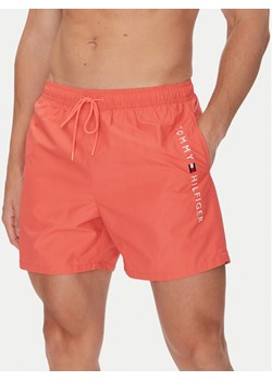 Tommy Hilfiger Szorty kąpielowe UM0UM03258 Różowy Regular Fit ze sklepu MODIVO w kategorii Kąpielówki - zdjęcie 184906078
