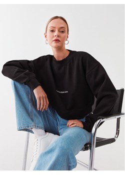 Calvin Klein Jeans Bluza J20J220689 Czarny Relaxed Fit ze sklepu MODIVO w kategorii Bluzy damskie - zdjęcie 184906145