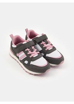 Sinsay - Sneakersy z odblaskowym elementem z imitacji zamszu - szary ze sklepu Sinsay w kategorii Buty sportowe dziecięce - zdjęcie 184915107