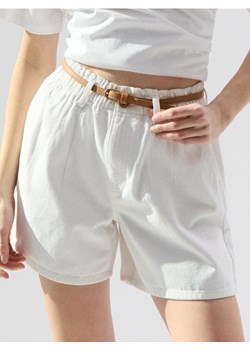 Sinsay - Szorty jeansowe paperbag z paskiem - biały ze sklepu Sinsay w kategorii Szorty - zdjęcie 184915647
