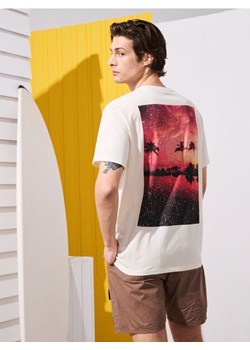 Sinsay - Bawełniana koszulka comfort fit z nadrukiem na plecach - kremowy ze sklepu Sinsay w kategorii T-shirty męskie - zdjęcie 184915997