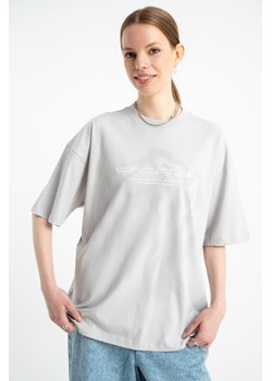 Jasnoszary t-shirt mega oversize z autorską grafiką z przodu, kolor - szary, rozmiar - 140 ze sklepu REPORTER w kategorii Bluzki dziewczęce - zdjęcie 184918739