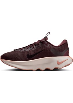 Damskie buty do chodzenia Nike Motiva - Czerwony ze sklepu Nike poland w kategorii Buty sportowe damskie - zdjęcie 184925226