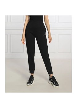 Calvin Klein Spodnie dresowe | Regular Fit ze sklepu Gomez Fashion Store w kategorii Spodnie damskie - zdjęcie 184947905