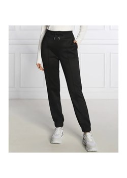 GUESS Spodnie dresowe ARMELLE | Regular Fit ze sklepu Gomez Fashion Store w kategorii Spodnie damskie - zdjęcie 184948368