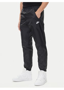 Nike Spodnie dresowe Windrunner DX0653 Czarny Standard Fit ze sklepu MODIVO w kategorii Spodnie męskie - zdjęcie 184950198