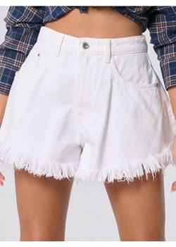 Sinsay - Szorty jeansowe o luźnym kroju high waist - biały ze sklepu Sinsay w kategorii Szorty - zdjęcie 184956955