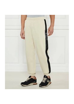 EA7 Spodnie dresowe | Modern fit ze sklepu Gomez Fashion Store w kategorii Spodnie męskie - zdjęcie 184984139