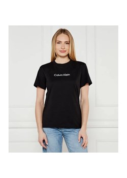 Calvin Klein T-shirt HERO LOGO | Regular Fit ze sklepu Gomez Fashion Store w kategorii Bluzki damskie - zdjęcie 184985789