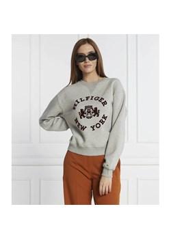 Tommy Hilfiger Bluza MDN REG VARSITY FLOCK | Regular Fit ze sklepu Gomez Fashion Store w kategorii Bluzy damskie - zdjęcie 184986158