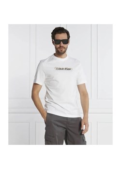 Calvin Klein T-shirt DOUBLE FLOCK LOGO | Regular Fit ze sklepu Gomez Fashion Store w kategorii T-shirty męskie - zdjęcie 184998065
