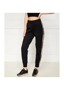 GUESS Spodnie dresowe | Regular Fit ze sklepu Gomez Fashion Store w kategorii Spodnie damskie - zdjęcie 185003638