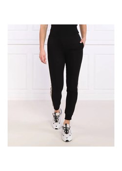 GUESS ACTIVE Spodnie dresowe BRITNEY | Regular Fit ze sklepu Gomez Fashion Store w kategorii Spodnie damskie - zdjęcie 185003639