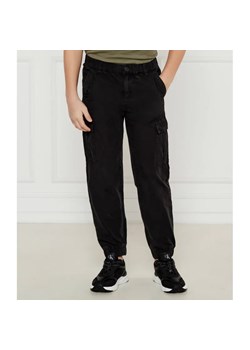 Guess Spodnie cargo | Regular Fit ze sklepu Gomez Fashion Store w kategorii Spodnie chłopięce - zdjęcie 185005047