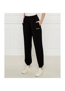 GUESS ACTIVE Spodnie dresowe CECILIA | Regular Fit ze sklepu Gomez Fashion Store w kategorii Spodnie damskie - zdjęcie 185005535