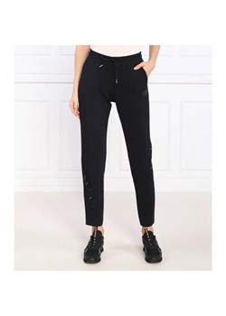 EA7 Spodnie dresowe | Regular Fit ze sklepu Gomez Fashion Store w kategorii Spodnie damskie - zdjęcie 185006107