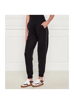 GUESS Spodnie jogger NEW VICTOIRE | Regular Fit ze sklepu Gomez Fashion Store w kategorii Spodnie damskie - zdjęcie 185006556
