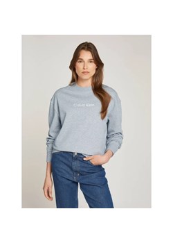 Calvin Klein Bluza HERO LOGO | Regular Fit ze sklepu Gomez Fashion Store w kategorii Bluzy damskie - zdjęcie 185006565
