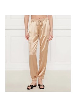 GUESS Satynowe spodnie jogger NEW MARZIA | Regular Fit ze sklepu Gomez Fashion Store w kategorii Spodnie damskie - zdjęcie 185006739
