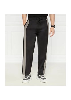 HUGO Spodnie dresowe HUGO X RACING BULLS | Oversize fit ze sklepu Gomez Fashion Store w kategorii Spodnie męskie - zdjęcie 185006909