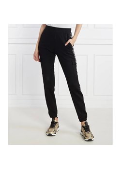 EA7 Spodnie dresowe | Regular Fit ze sklepu Gomez Fashion Store w kategorii Spodnie damskie - zdjęcie 185008079