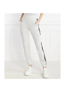 EA7 Spodnie dresowe | Regular Fit ze sklepu Gomez Fashion Store w kategorii Spodnie damskie - zdjęcie 185008186