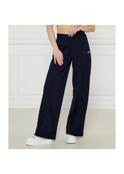 GUESS ACTIVE Spodnie dresowe AMARYLLIS | Relaxed fit ze sklepu Gomez Fashion Store w kategorii Spodnie damskie - zdjęcie 185008395