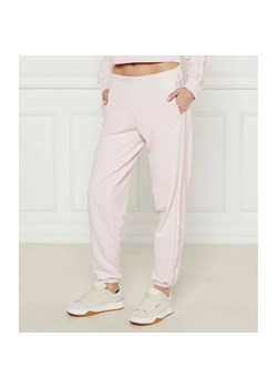 GUESS ACTIVE Spodnie dresowe YARROW | Regular Fit ze sklepu Gomez Fashion Store w kategorii Spodnie damskie - zdjęcie 185008858