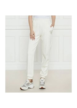 GUESS ACTIVE Spodnie dresowe ROBERTA | Regular Fit ze sklepu Gomez Fashion Store w kategorii Spodnie damskie - zdjęcie 185009658