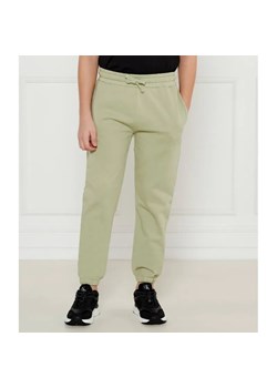 Guess Spodnie dresowe | Regular Fit ze sklepu Gomez Fashion Store w kategorii Spodnie chłopięce - zdjęcie 185010497