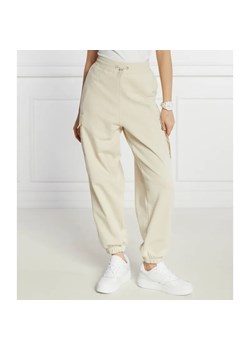 Tommy Jeans Spodnie dresowe | Regular Fit ze sklepu Gomez Fashion Store w kategorii Spodnie damskie - zdjęcie 185012318