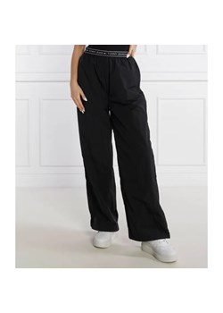 Tommy Jeans Spodnie BAGGY TAPING | Loose fit ze sklepu Gomez Fashion Store w kategorii Spodnie damskie - zdjęcie 185012408