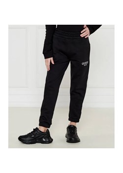 Guess Spodnie dresowe | Regular Fit ze sklepu Gomez Fashion Store w kategorii Spodnie dziewczęce - zdjęcie 185013356